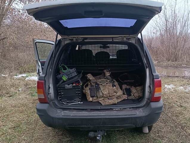 Черный Джип Гранд Чероки, объемом двигателя 2.69 л и пробегом 380 тыс. км за 4700 $, фото 3 на Automoto.ua