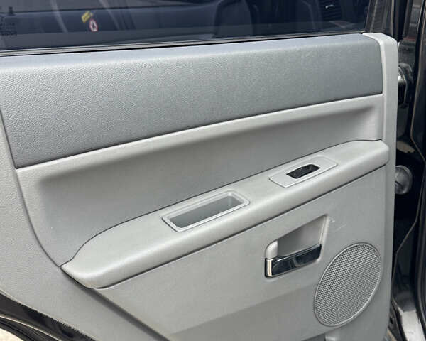 Черный Джип Гранд Чероки, объемом двигателя 2.99 л и пробегом 350 тыс. км за 9350 $, фото 12 на Automoto.ua