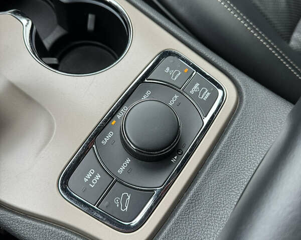 Черный Джип Гранд Чероки, объемом двигателя 2.99 л и пробегом 207 тыс. км за 19999 $, фото 22 на Automoto.ua