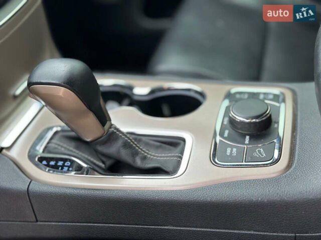 Чорний Джип Grand Cherokee, об'ємом двигуна 5.65 л та пробігом 250 тис. км за 19000 $, фото 7 на Automoto.ua