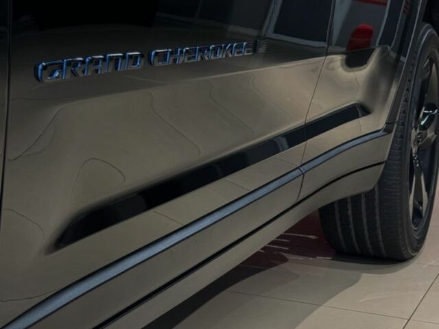 Чорний Джип Grand Cherokee, об'ємом двигуна 2 л та пробігом 40 тис. км за 57000 $, фото 4 на Automoto.ua