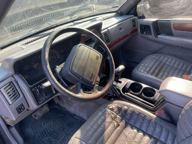 Красный Джип Гранд Чероки, объемом двигателя 5.2 л и пробегом 270 тыс. км за 3100 $, фото 5 на Automoto.ua