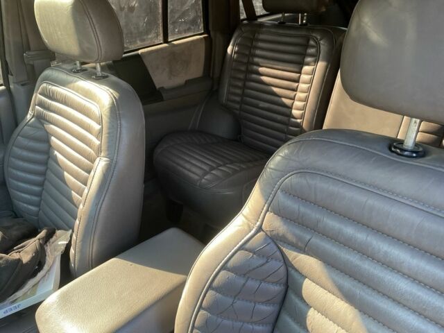 Красный Джип Гранд Чероки, объемом двигателя 5.2 л и пробегом 270 тыс. км за 3100 $, фото 6 на Automoto.ua