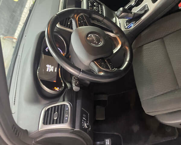 Джип Гранд Чероки 2020 в Киеве на Automoto.ua Джип Гранд Чероки, объемом двигателя 0 л и пробегом 59 тыс. км за 19700 $, фото 5 на Automoto.ua