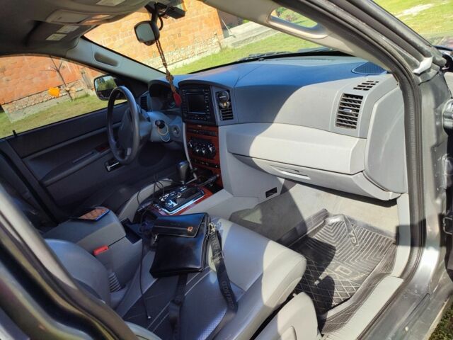 Серый Джип Гранд Чероки, объемом двигателя 3 л и пробегом 340 тыс. км за 5000 $, фото 3 на Automoto.ua