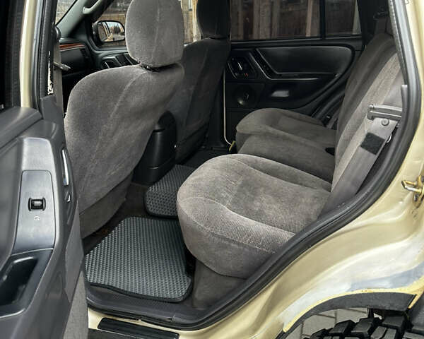 Сірий Джип Grand Cherokee, об'ємом двигуна 4 л та пробігом 230 тис. км за 12500 $, фото 13 на Automoto.ua