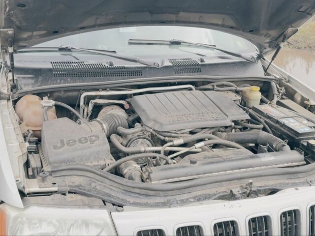 Сірий Джип Grand Cherokee, об'ємом двигуна 2.7 л та пробігом 3 тис. км за 8000 $, фото 4 на Automoto.ua