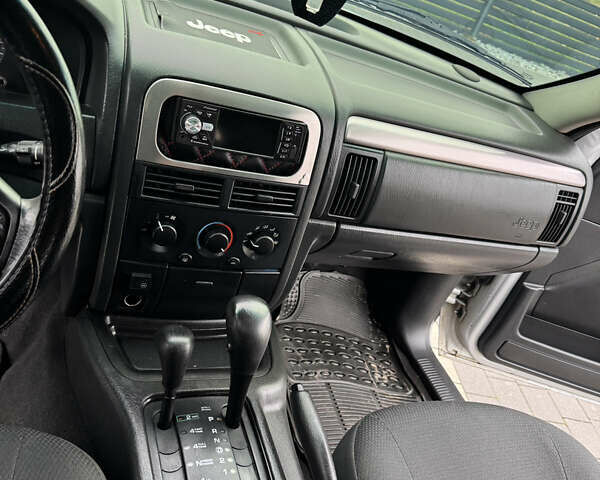 Серый Джип Гранд Чероки, объемом двигателя 3.96 л и пробегом 220 тыс. км за 6800 $, фото 12 на Automoto.ua