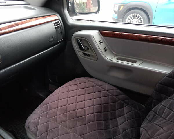 Серый Джип Гранд Чероки, объемом двигателя 2.69 л и пробегом 210 тыс. км за 8000 $, фото 3 на Automoto.ua