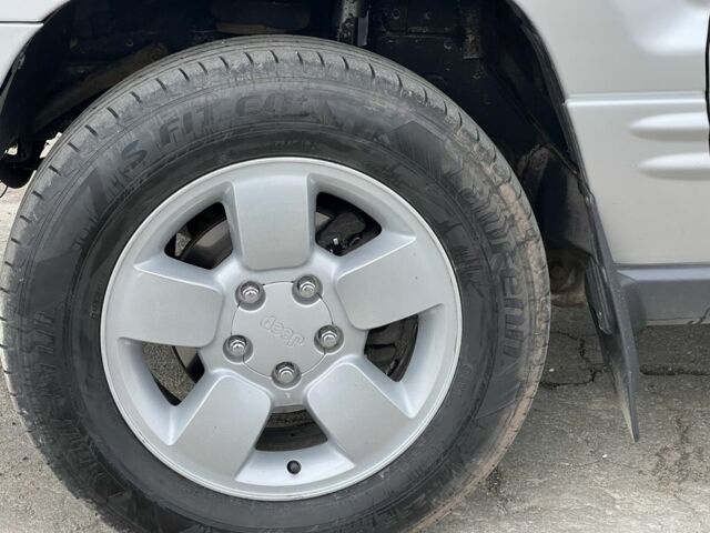 Сірий Джип Grand Cherokee, об'ємом двигуна 2.7 л та пробігом 321 тис. км за 6500 $, фото 11 на Automoto.ua