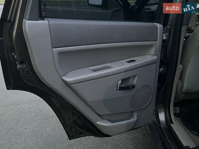 Серый Джип Гранд Чероки, объемом двигателя 3.7 л и пробегом 268 тыс. км за 6600 $, фото 31 на Automoto.ua