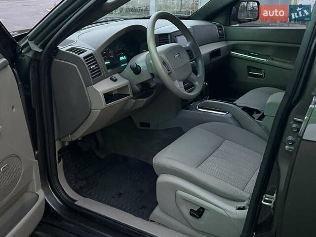 Серый Джип Гранд Чероки, объемом двигателя 3.7 л и пробегом 268 тыс. км за 6600 $, фото 27 на Automoto.ua