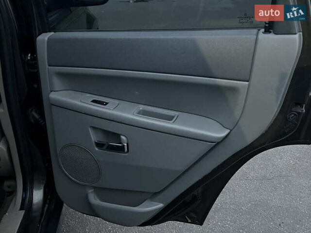 Серый Джип Гранд Чероки, объемом двигателя 3.7 л и пробегом 268 тыс. км за 6600 $, фото 33 на Automoto.ua