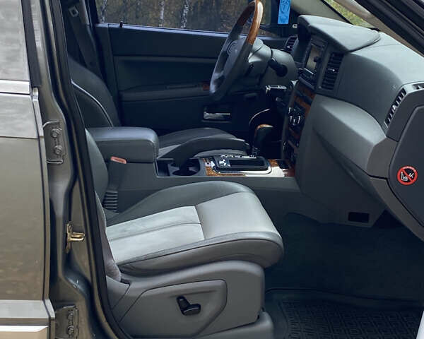 Джип Grand Cherokee 2006 у Житомирі на Automoto.ua Сірий Джип Grand Cherokee, об'ємом двигуна 3 л та пробігом 243 тис. км за 9999 $, фото 25 на Automoto.ua