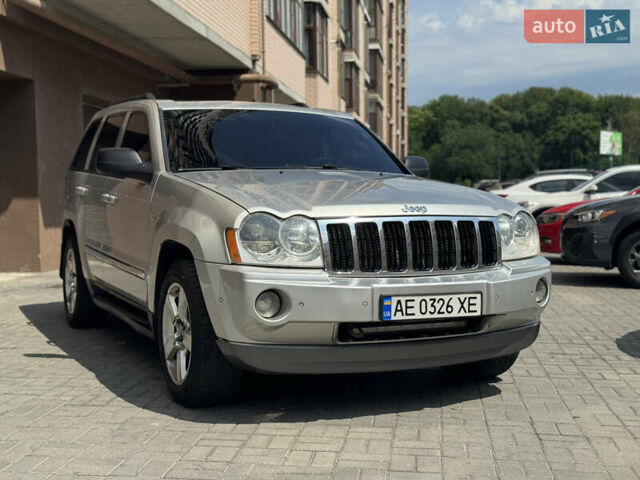 Сірий Джип Grand Cherokee, об'ємом двигуна 5.65 л та пробігом 242 тис. км за 9000 $, фото 1 на Automoto.ua