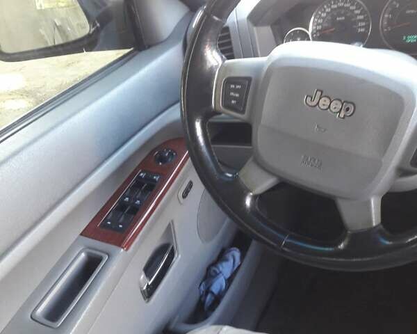 Серый Джип Гранд Чероки, объемом двигателя 5.65 л и пробегом 171 тыс. км за 10800 $, фото 4 на Automoto.ua