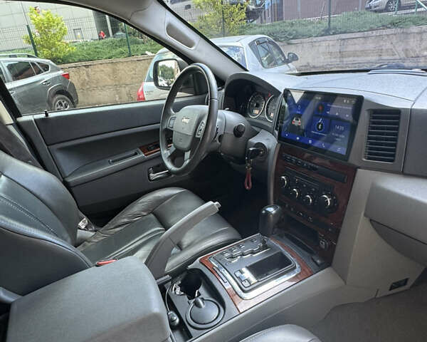 Сірий Джип Grand Cherokee, об'ємом двигуна 5.65 л та пробігом 242 тис. км за 9000 $, фото 7 на Automoto.ua