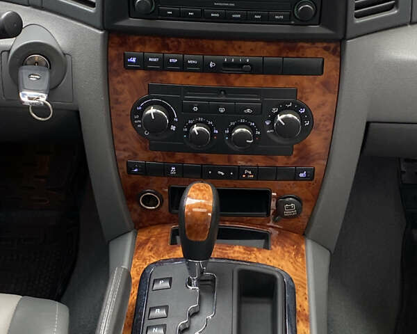 Джип Grand Cherokee 2006 у Житомирі на Automoto.ua Сірий Джип Grand Cherokee, об'ємом двигуна 3 л та пробігом 243 тис. км за 9999 $, фото 23 на Automoto.ua