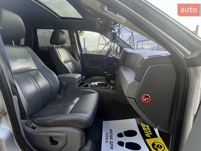 Серый Джип Гранд Чероки, объемом двигателя 5.65 л и пробегом 244 тыс. км за 9200 $, фото 19 на Automoto.ua