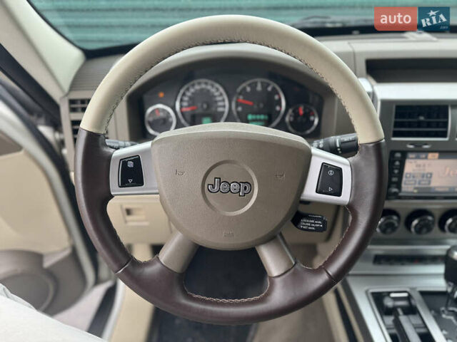 Джип Grand Cherokee 2008 у Києві на Automoto.ua Сірий Джип Grand Cherokee, об'ємом двигуна 2.78 л та пробігом 339 тис. км за 9999 $, фото 15 на Automoto.ua