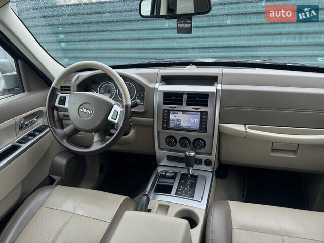 Джип Grand Cherokee 2008 у Києві на Automoto.ua Сірий Джип Grand Cherokee, об'ємом двигуна 2.78 л та пробігом 339 тис. км за 9999 $, фото 32 на Automoto.ua