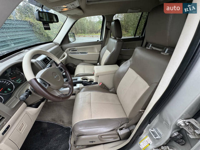 Джип Grand Cherokee 2008 у Києві на Automoto.ua Сірий Джип Grand Cherokee, об'ємом двигуна 2.78 л та пробігом 339 тис. км за 9999 $, фото 12 на Automoto.ua