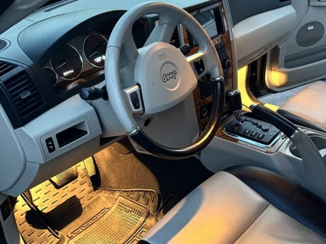 Сірий Джип Grand Cherokee, об'ємом двигуна 2.99 л та пробігом 263 тис. км за 12000 $, фото 4 на Automoto.ua