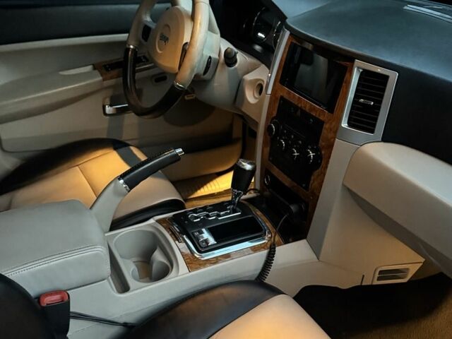 Сірий Джип Grand Cherokee, об'ємом двигуна 2.99 л та пробігом 263 тис. км за 12000 $, фото 5 на Automoto.ua