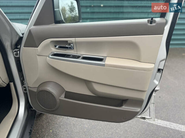 Джип Grand Cherokee 2008 у Києві на Automoto.ua Сірий Джип Grand Cherokee, об'ємом двигуна 2.78 л та пробігом 339 тис. км за 9999 $, фото 33 на Automoto.ua