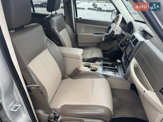 Джип Grand Cherokee 2008 у Києві на Automoto.ua Сірий Джип Grand Cherokee, об'ємом двигуна 2.78 л та пробігом 339 тис. км за 9999 $, фото 35 на Automoto.ua