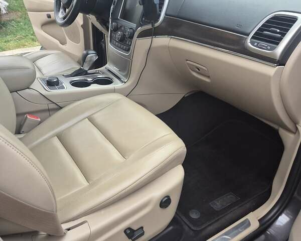 Джип Гранд Чероки 2017 в Луцке на Automoto.ua Серый Джип Гранд Чероки, объемом двигателя 3.6 л и пробегом 90 тыс. км за 21450 $, фото 5 на Automoto.ua