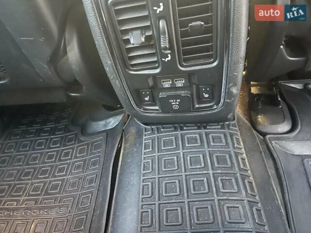 Серый Джип Гранд Чероки, объемом двигателя 3.6 л и пробегом 170 тыс. км за 24000 $, фото 8 на Automoto.ua