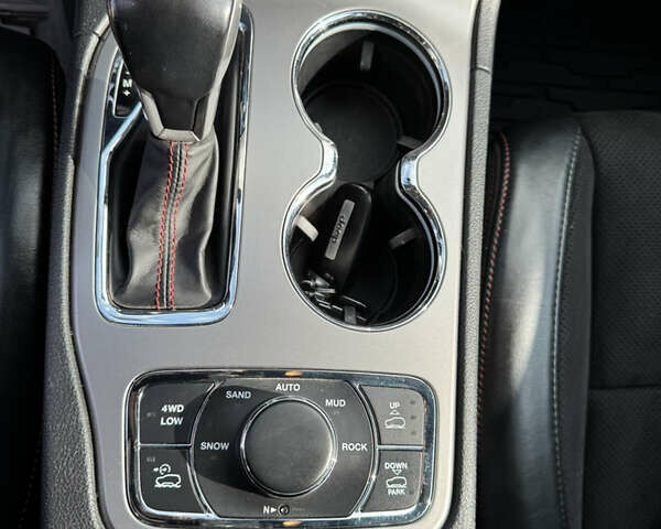 Джип Гранд Чероки 2020 в Киеве на Automoto.ua Серый Джип Гранд Чероки, объемом двигателя 3.6 л и пробегом 48 тыс. км за 28600 $, фото 38 на Automoto.ua