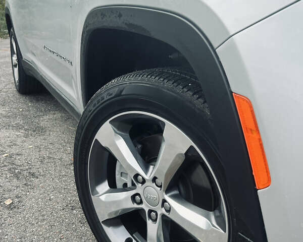 Джип Grand Cherokee 2021 у Києві на Automoto.ua Сірий Джип Grand Cherokee, об'ємом двигуна 3.6 л та пробігом 18 тис. км за 39999 $, фото 13 на Automoto.ua