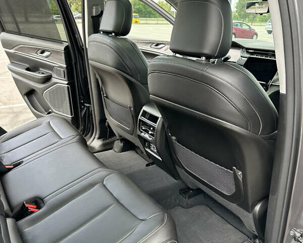 Серый Джип Гранд Чероки, объемом двигателя 2 л и пробегом 20 тыс. км за 50000 $, фото 21 на Automoto.ua