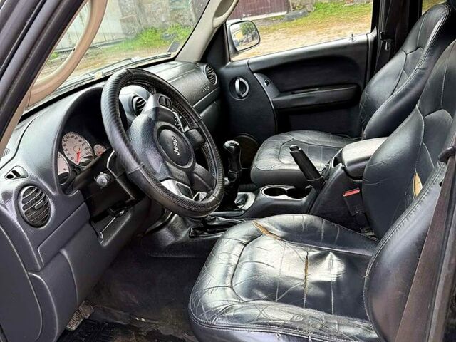 Черный Джип Либерти, объемом двигателя 2.5 л и пробегом 244 тыс. км за 3500 $, фото 6 на Automoto.ua