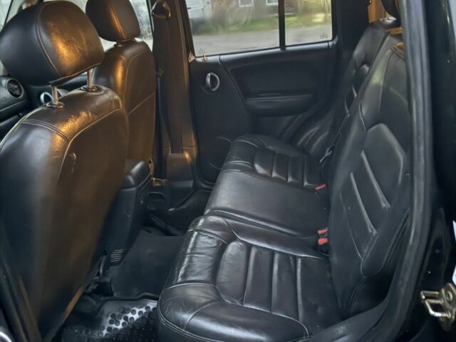 Чорний Джип Liberty, об'ємом двигуна 2.5 л та пробігом 307 тис. км за 3600 $, фото 7 на Automoto.ua