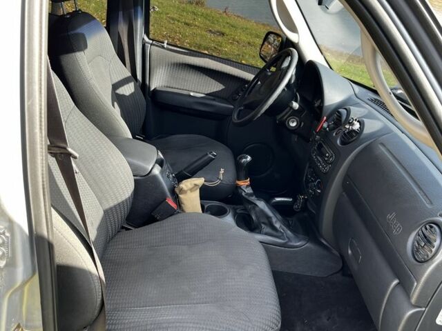 Серый Джип Либерти, объемом двигателя 2.5 л и пробегом 161 тыс. км за 5300 $, фото 3 на Automoto.ua