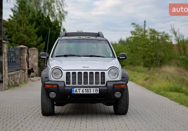 Серый Джип Либерти, объемом двигателя 3.7 л и пробегом 290 тыс. км за 7500 $, фото 1 на Automoto.ua