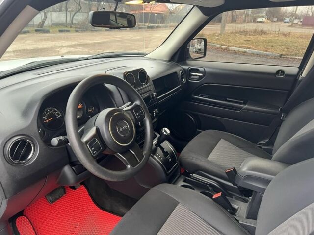 Белый Джип Патриот, объемом двигателя 2 л и пробегом 210 тыс. км за 8500 $, фото 6 на Automoto.ua