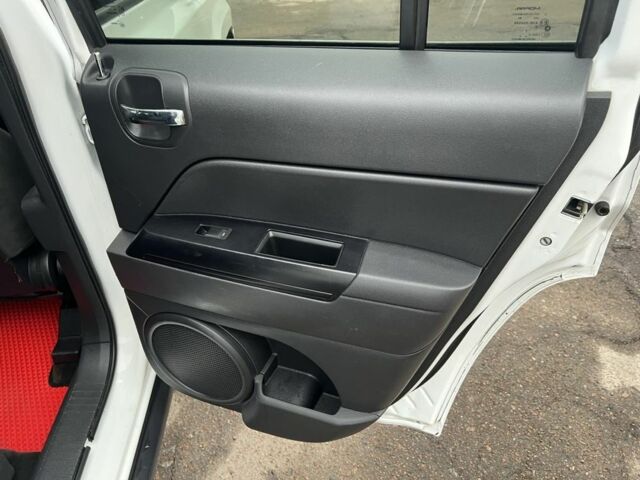 Белый Джип Патриот, объемом двигателя 2 л и пробегом 210 тыс. км за 8500 $, фото 10 на Automoto.ua