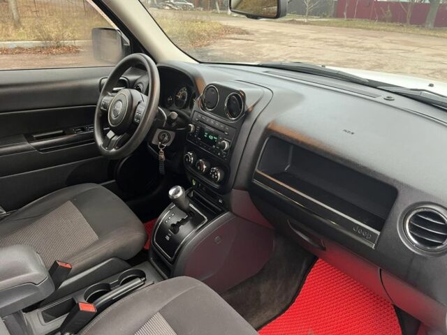 Белый Джип Патриот, объемом двигателя 2 л и пробегом 210 тыс. км за 8500 $, фото 4 на Automoto.ua