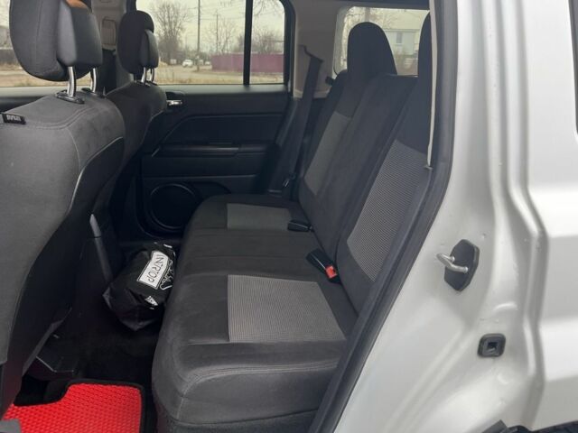 Білий Джип Patriot, об'ємом двигуна 2 л та пробігом 210 тис. км за 8500 $, фото 11 на Automoto.ua