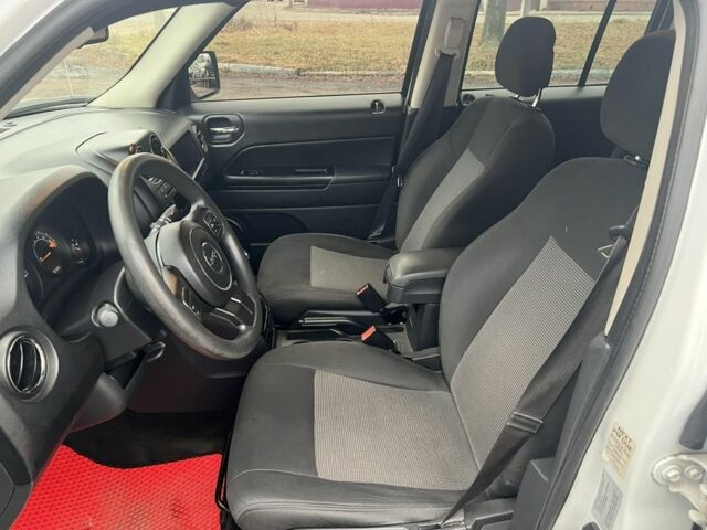 Белый Джип Патриот, объемом двигателя 2 л и пробегом 210 тыс. км за 8500 $, фото 7 на Automoto.ua