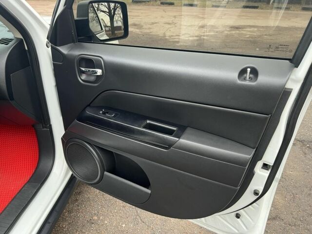 Белый Джип Патриот, объемом двигателя 2 л и пробегом 210 тыс. км за 8500 $, фото 5 на Automoto.ua