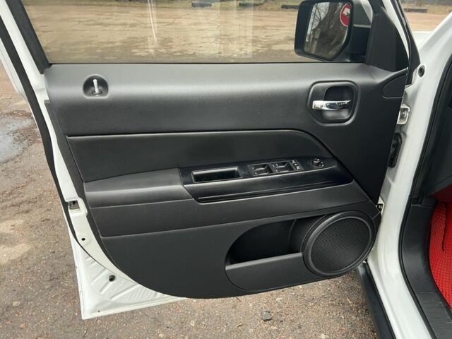 Белый Джип Патриот, объемом двигателя 2 л и пробегом 210 тыс. км за 8500 $, фото 9 на Automoto.ua