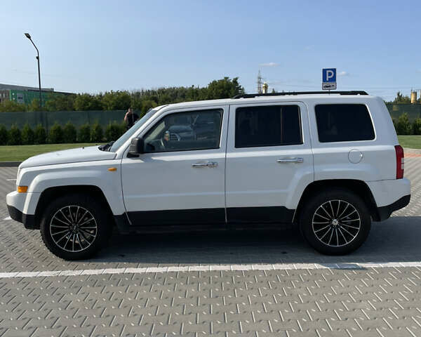 Белый Джип Патриот, объемом двигателя 2 л и пробегом 207 тыс. км за 7300 $, фото 6 на Automoto.ua