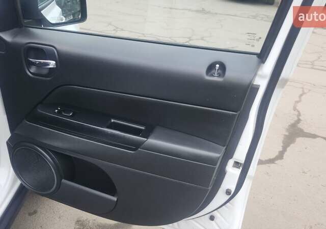 Белый Джип Патриот, объемом двигателя 2.4 л и пробегом 328 тыс. км за 7200 $, фото 2 на Automoto.ua