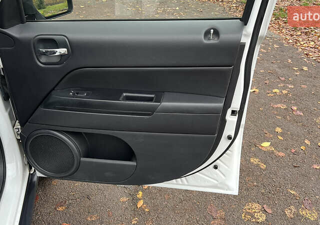 Білий Джип Patriot, об'ємом двигуна 2.36 л та пробігом 176 тис. км за 10500 $, фото 9 на Automoto.ua