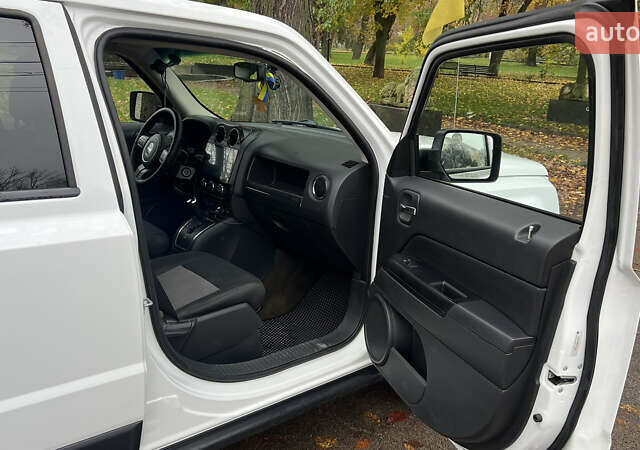 Білий Джип Patriot, об'ємом двигуна 2.36 л та пробігом 176 тис. км за 10500 $, фото 8 на Automoto.ua